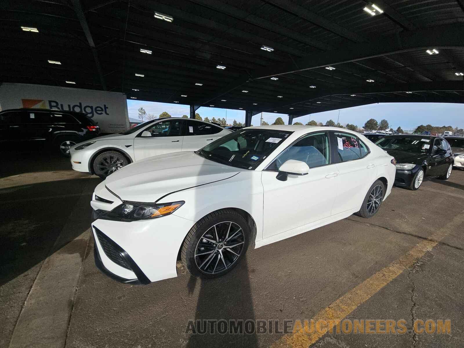 4T1G11AK3MU513125 Toyota Camry 2021