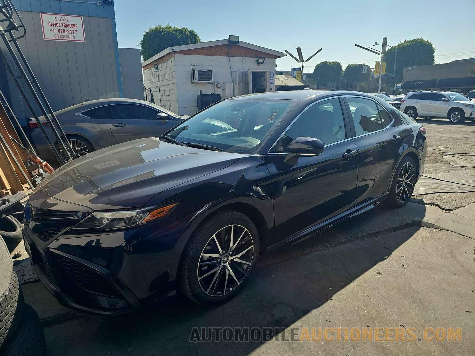 4T1G11AK5NU687005 Toyota Camry 2022