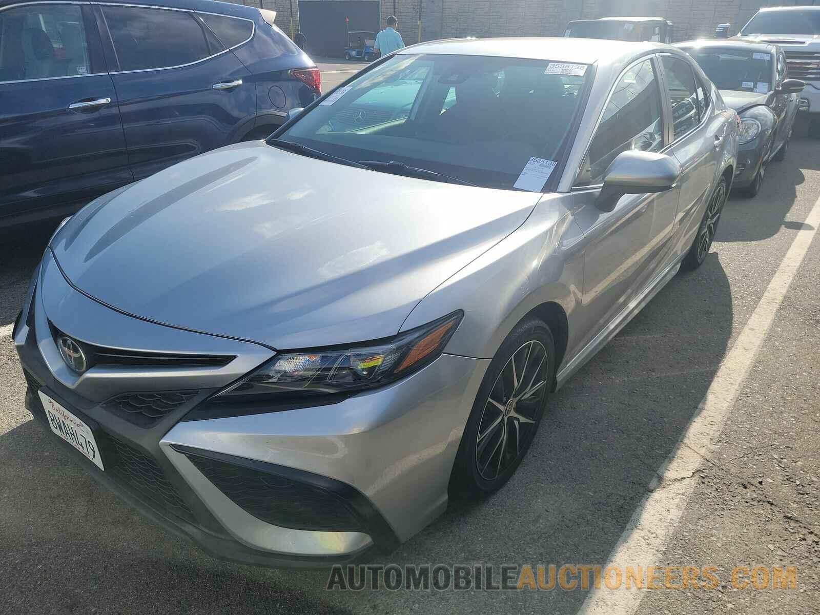 4T1G11AK7MU555765 Toyota Camry 2021