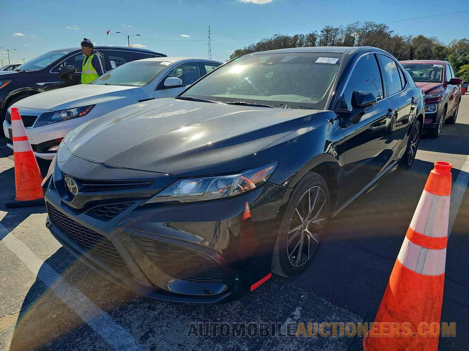 4T1G11AK7MU582156 Toyota Camry 2021