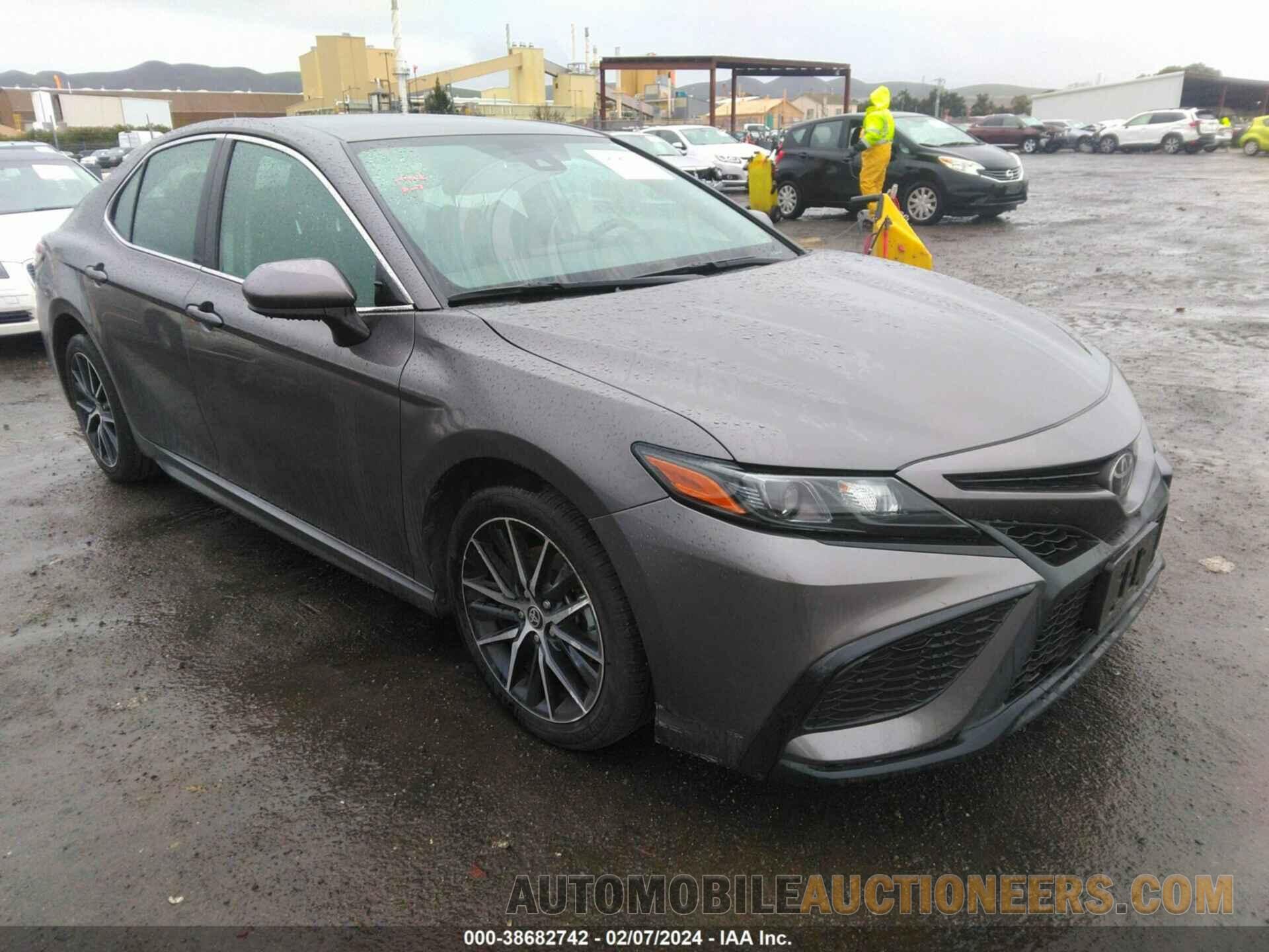 4T1G11AK8MU533919 TOYOTA CAMRY 2021