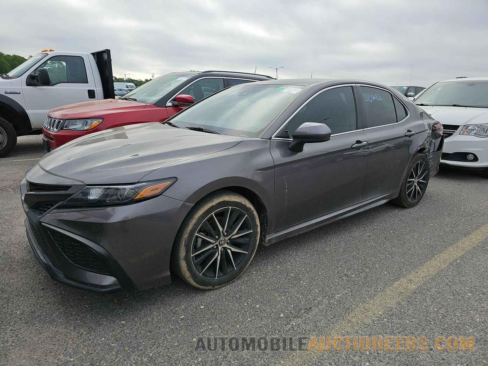 4T1G11AK8MU560201 Toyota Camry 2021