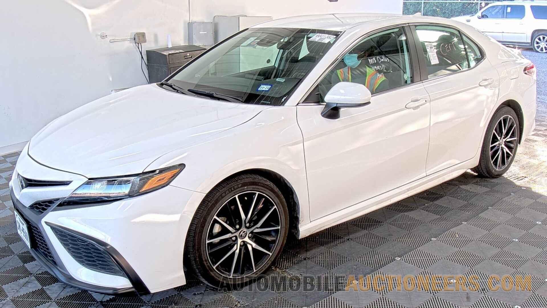 4T1G11AK8MU576253 Toyota Camry 2021