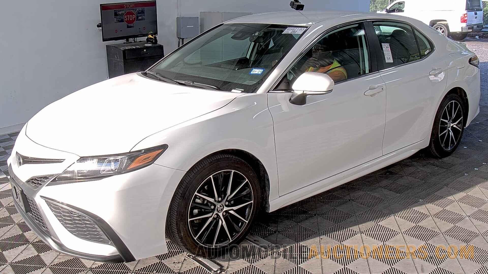 4T1G11AK8NU664723 Toyota Camry 2022