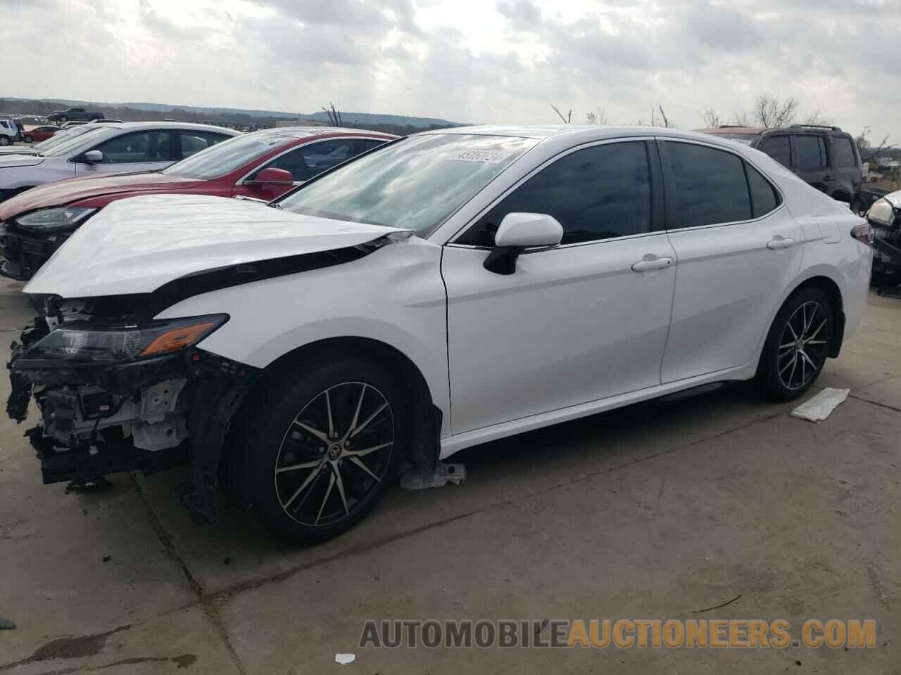 4T1G11AKXNU653979 TOYOTA CAMRY 2022