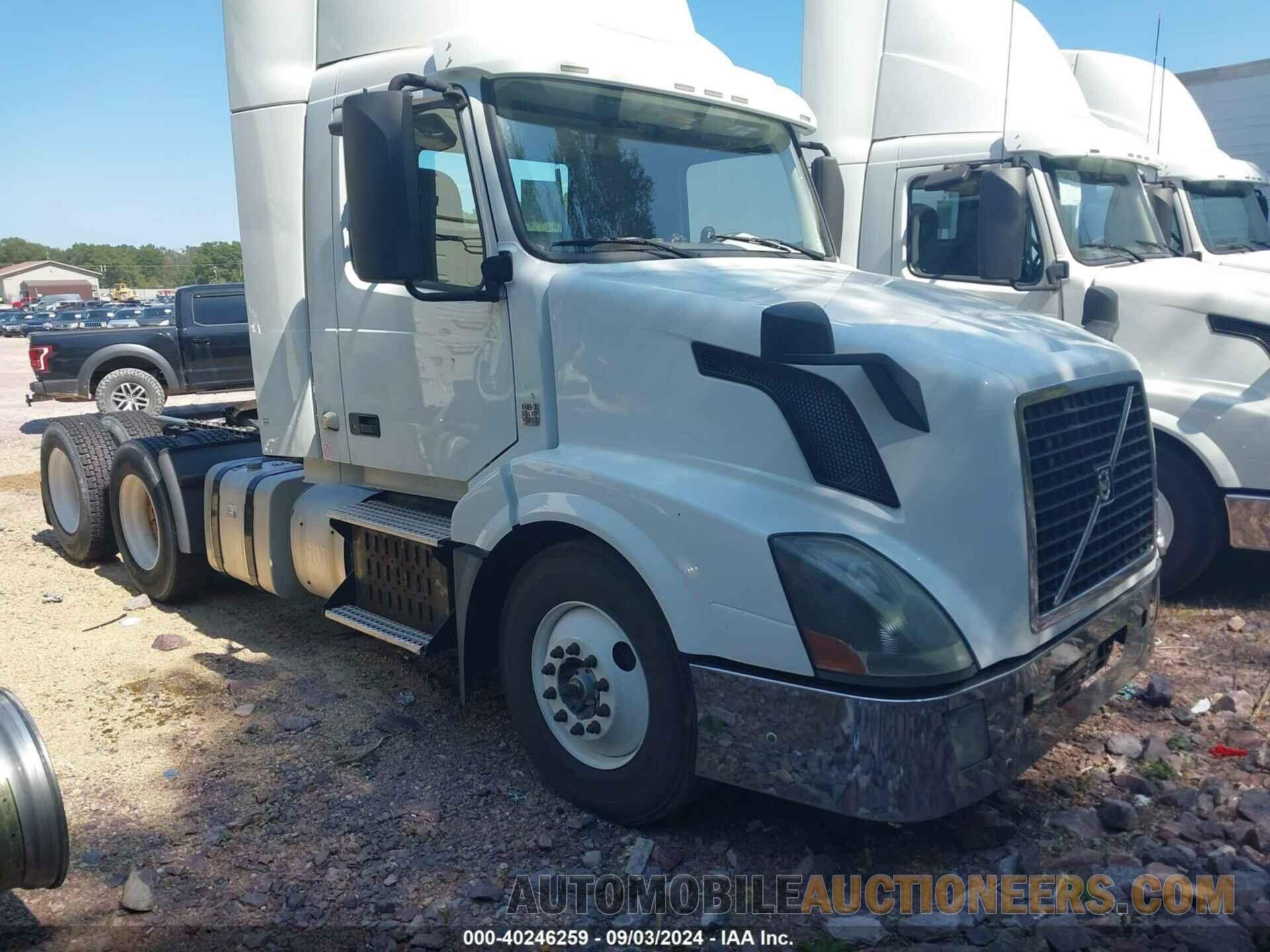 4V4NC9EG8FN924497 VOLVO VN 2015