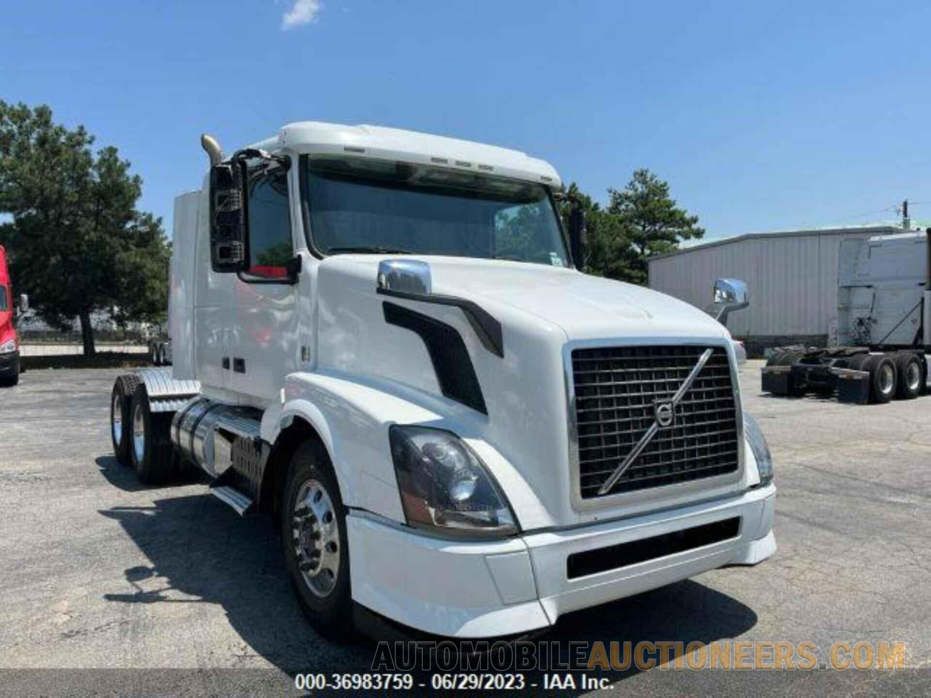 4V4NC9EH3FN190263 VOLVO VN 2015