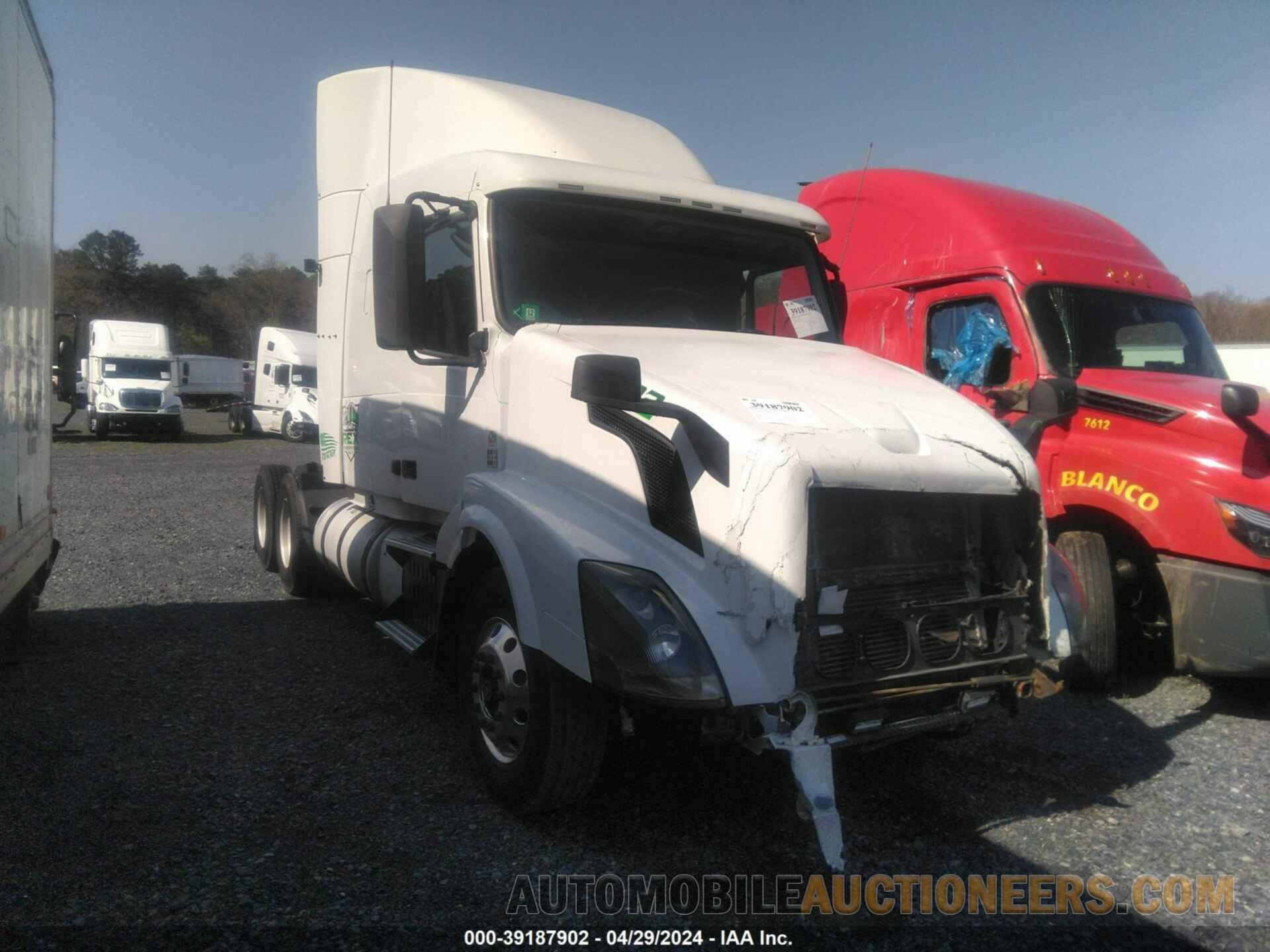 4V4NC9EH4FN924604 VOLVO VN 2015