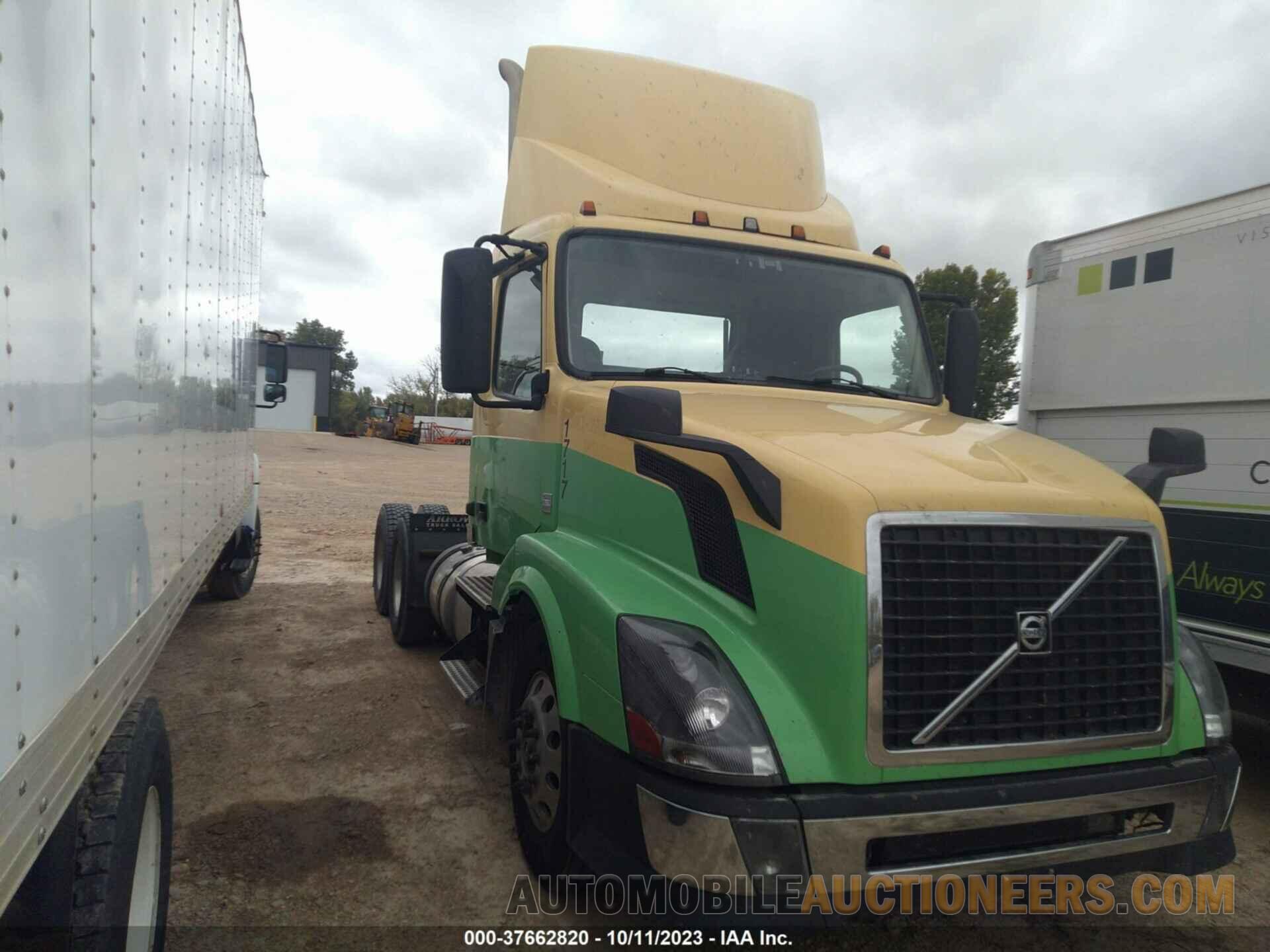 4V4NC9EH6FN925771 VOLVO VN 2015