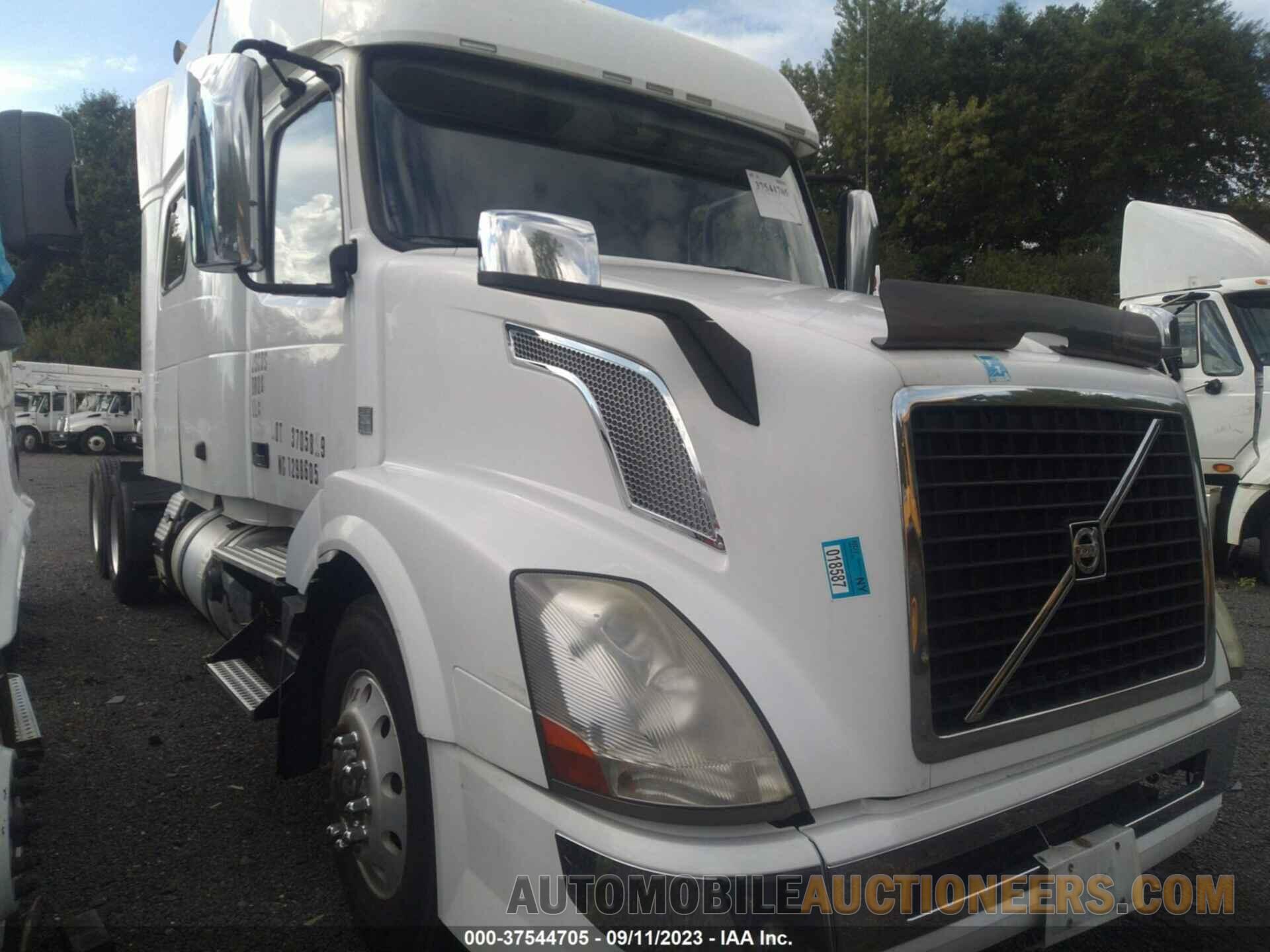 4V4NC9EH8GN952004 VOLVO VN 2016