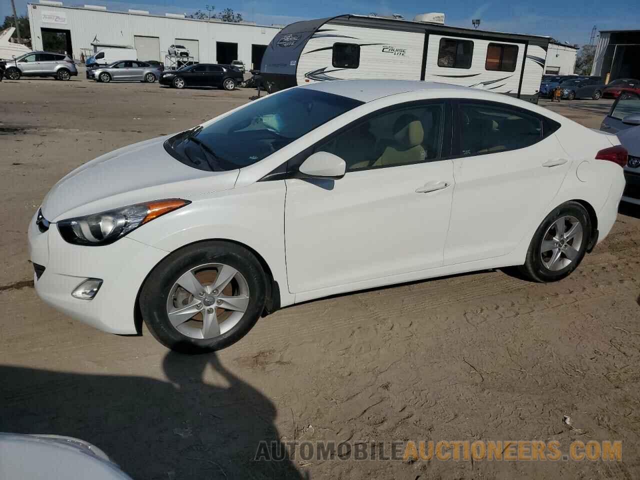 5NPDH4AE8DH405348 HYUNDAI ELANTRA 2013