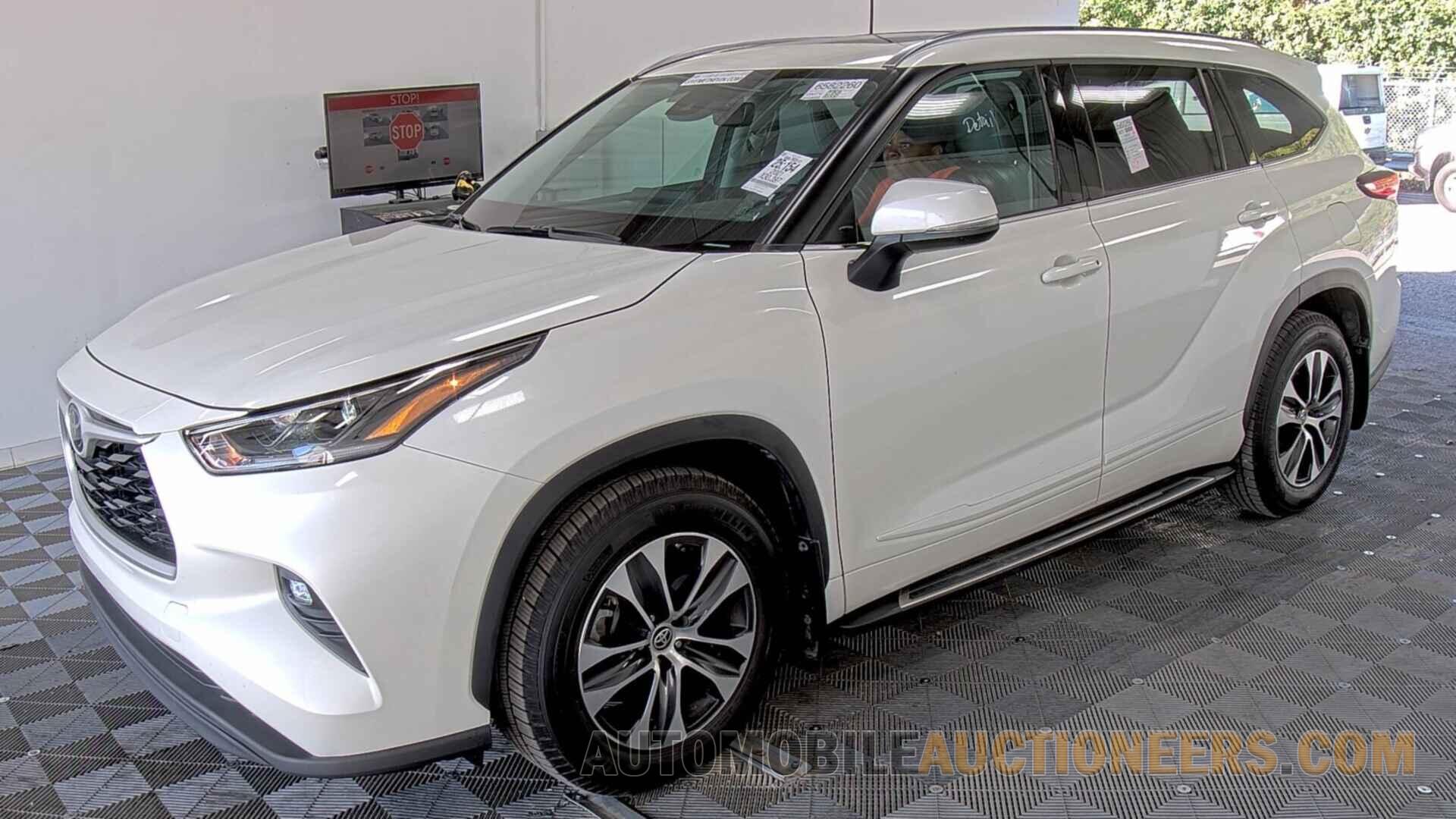 5TDGZRAH8MS518261 Toyota Highlander 2021