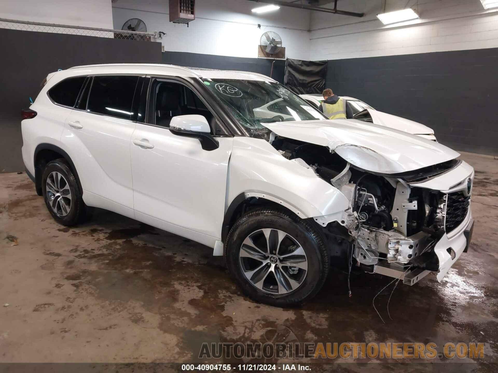 5TDGZRBH8NS575995 TOYOTA HIGHLANDER 2022