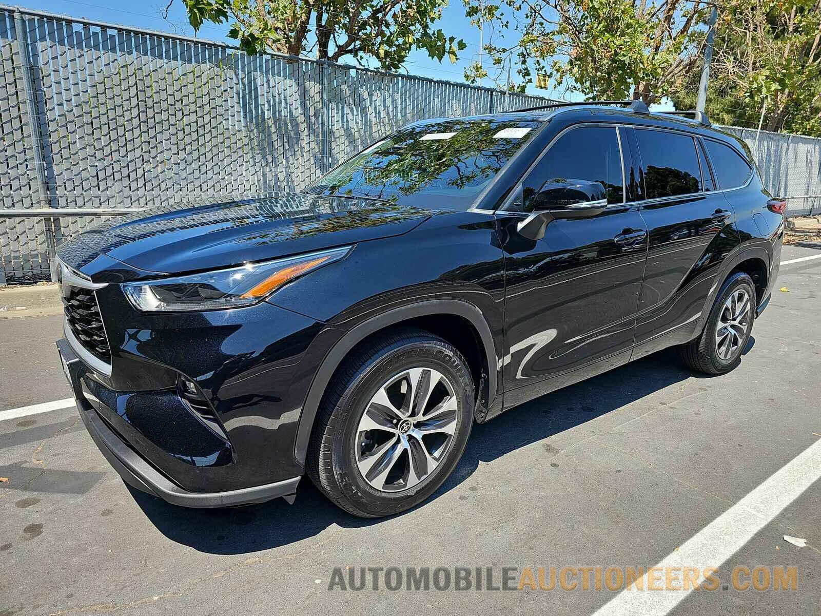 5TDHZRAH0MS519733 Toyota Highlander 2021