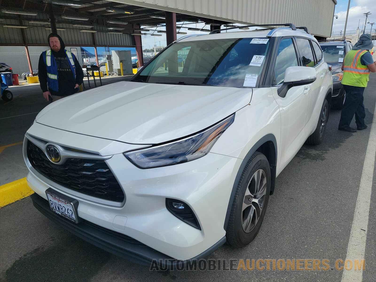 5TDHZRAH1MS520924 Toyota Highlander 2021