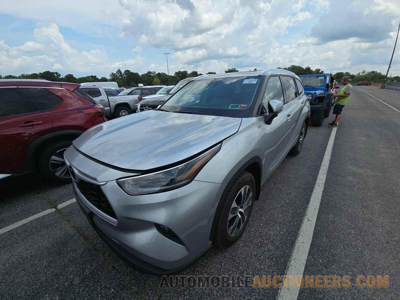 5TDHZRBH0MS114888 Toyota Highlander 2021