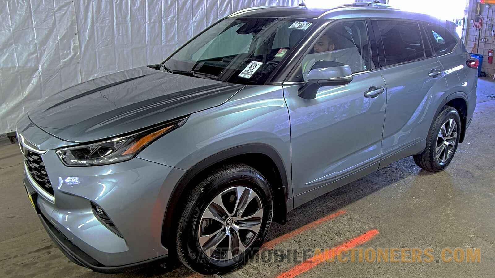 5TDHZRBH6MS085588 Toyota Highlander 2021