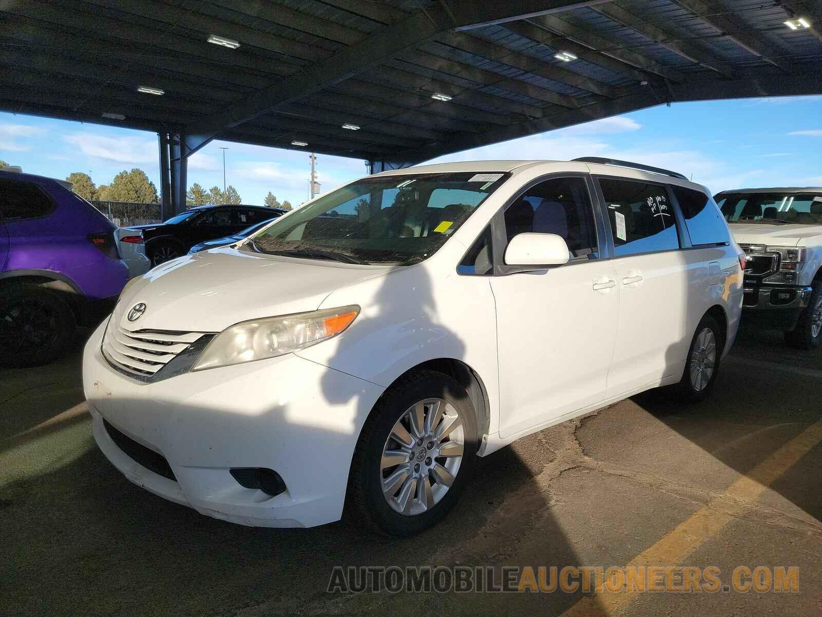 5TDJK3DC5FS119494 Toyota Sienna LE 2015