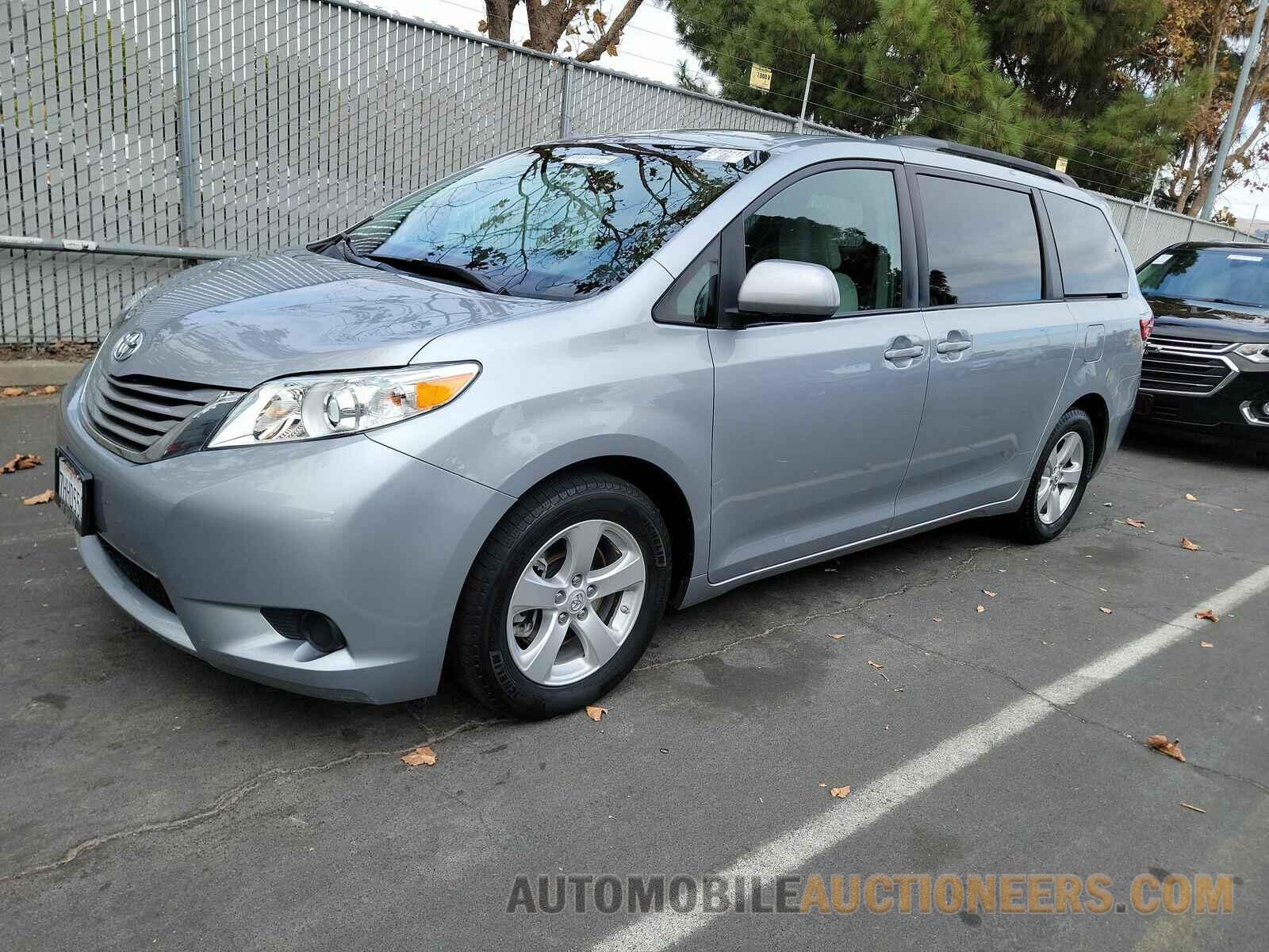 5TDKK3DC0FS527650 Toyota Sienna 2015