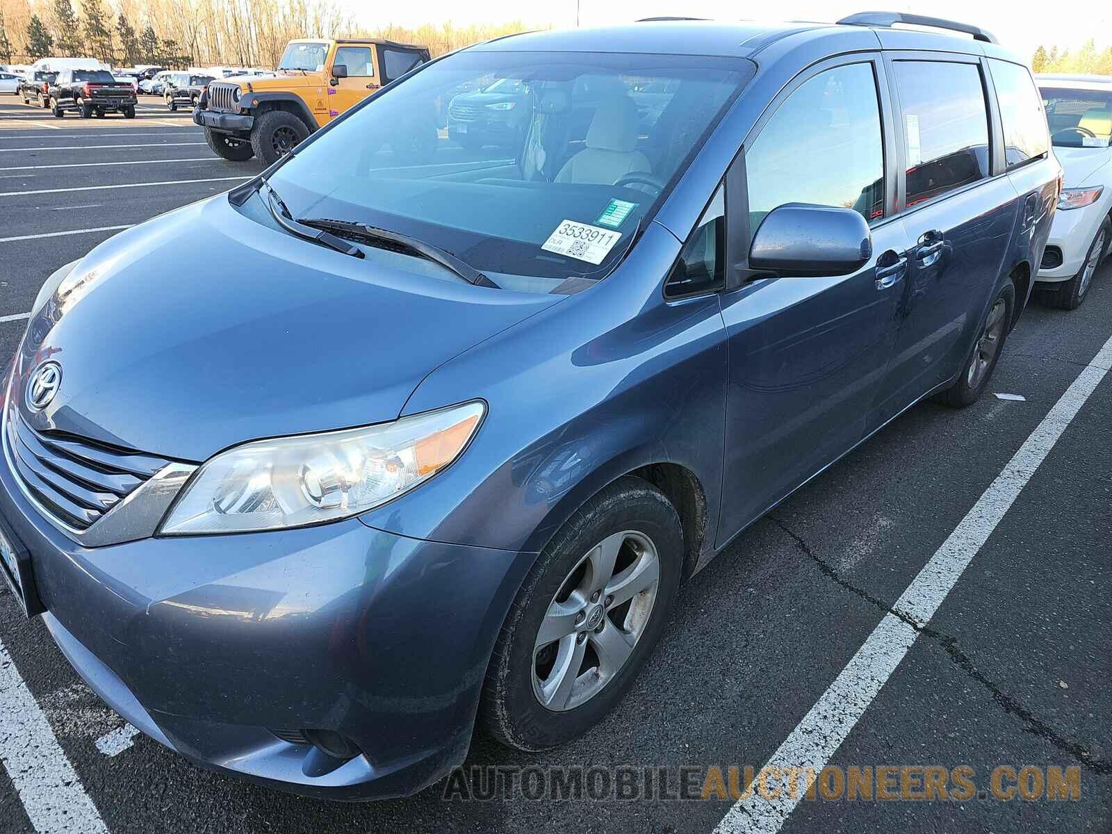 5TDKK3DC1FS583791 Toyota Sienna LE 2015