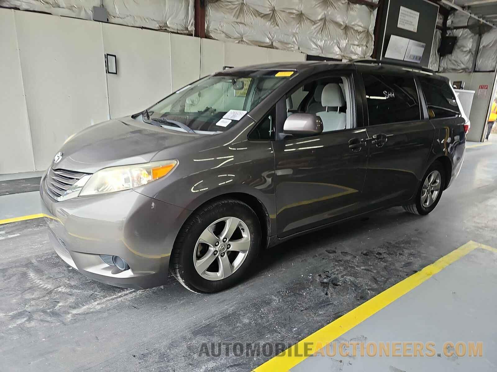 5TDKK3DC1FS615767 Toyota Sienna LE 2015