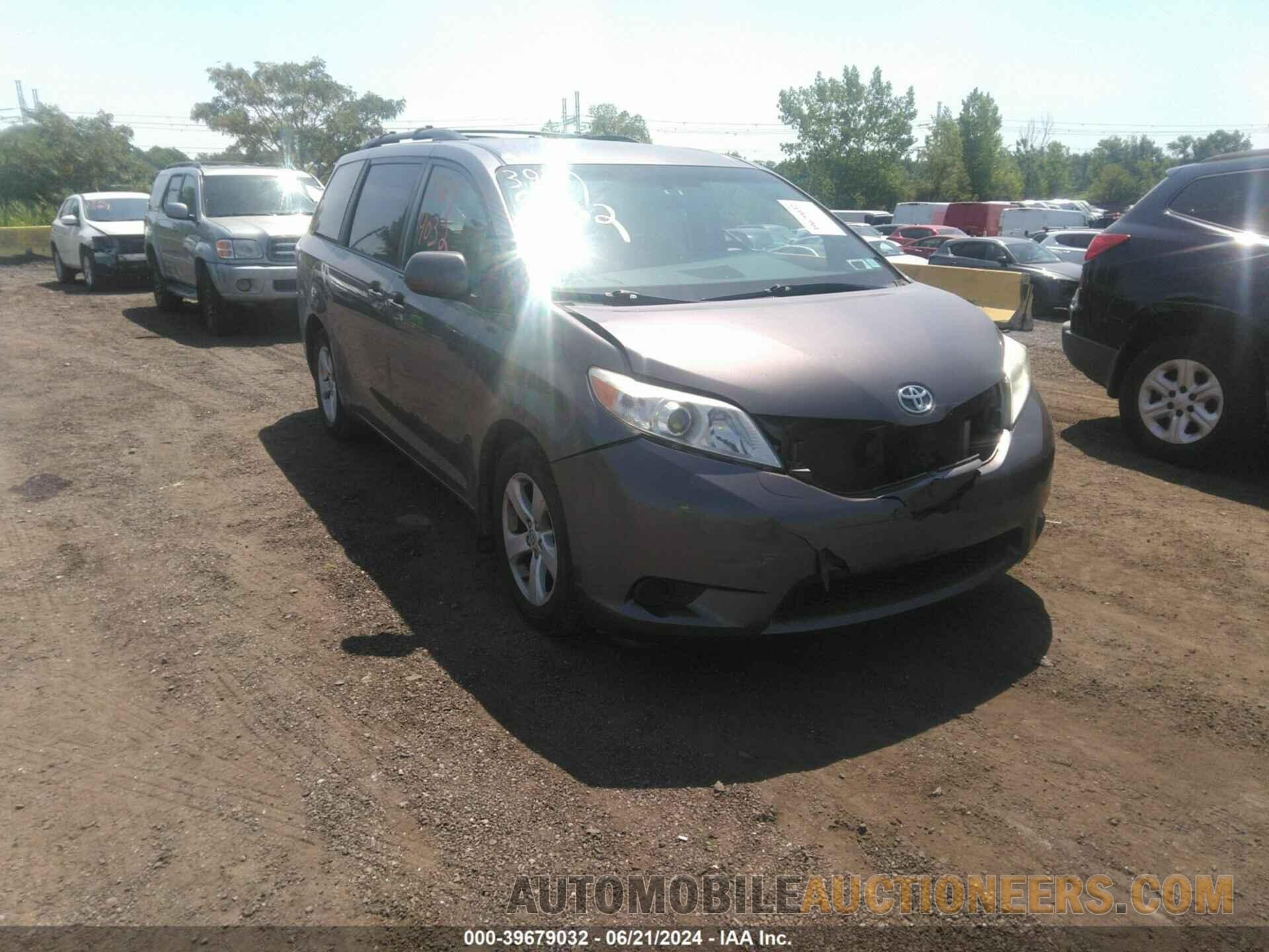 5TDKK3DC1FS641995 TOYOTA SIENNA 2015