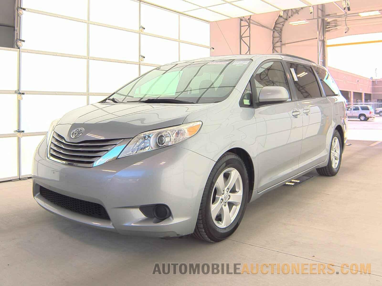 5TDKK3DC1FS648624 Toyota Sienna LE 2015