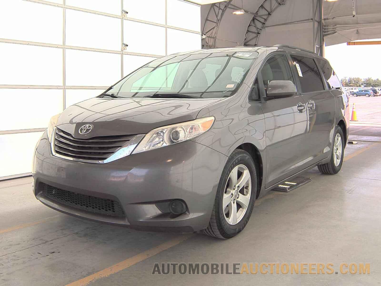 5TDKK3DC1GS760471 Toyota Sienna LE 2016