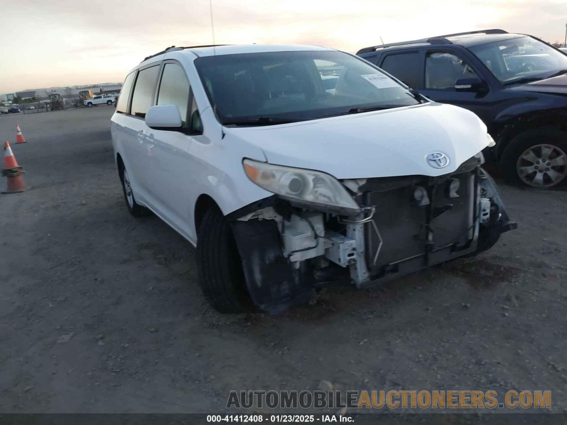 5TDKK3DC2ES452707 TOYOTA SIENNA 2014