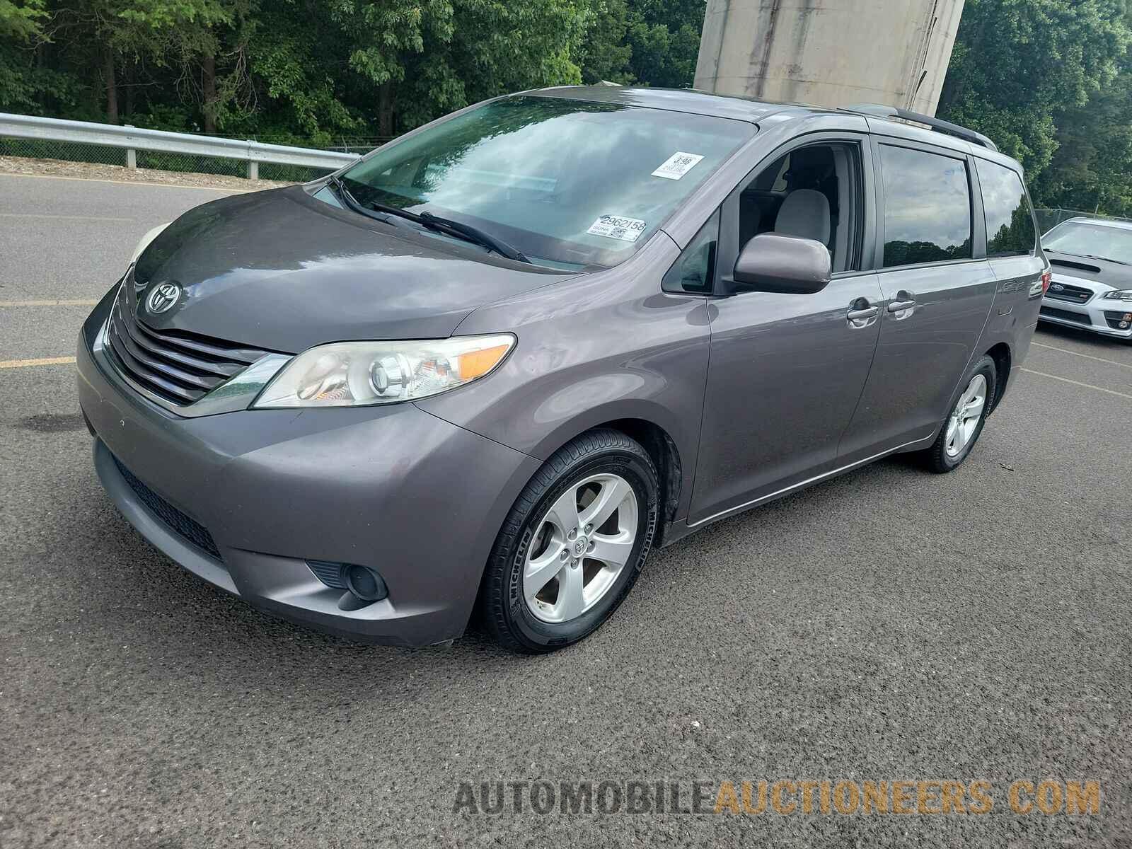 5TDKK3DC2FS589566 Toyota Sienna LE 2015