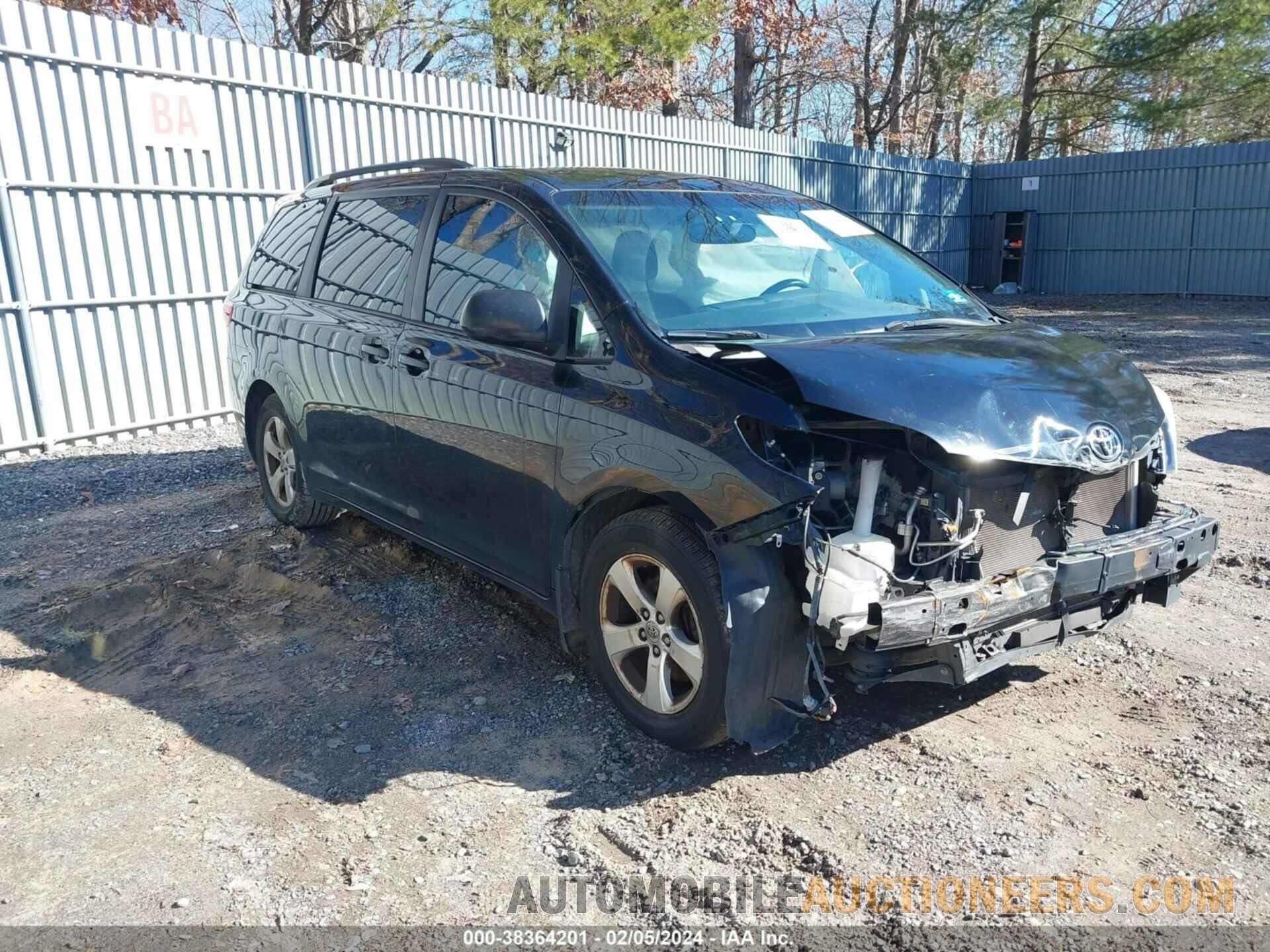 5TDKK3DC2FS689313 TOYOTA SIENNA 2015