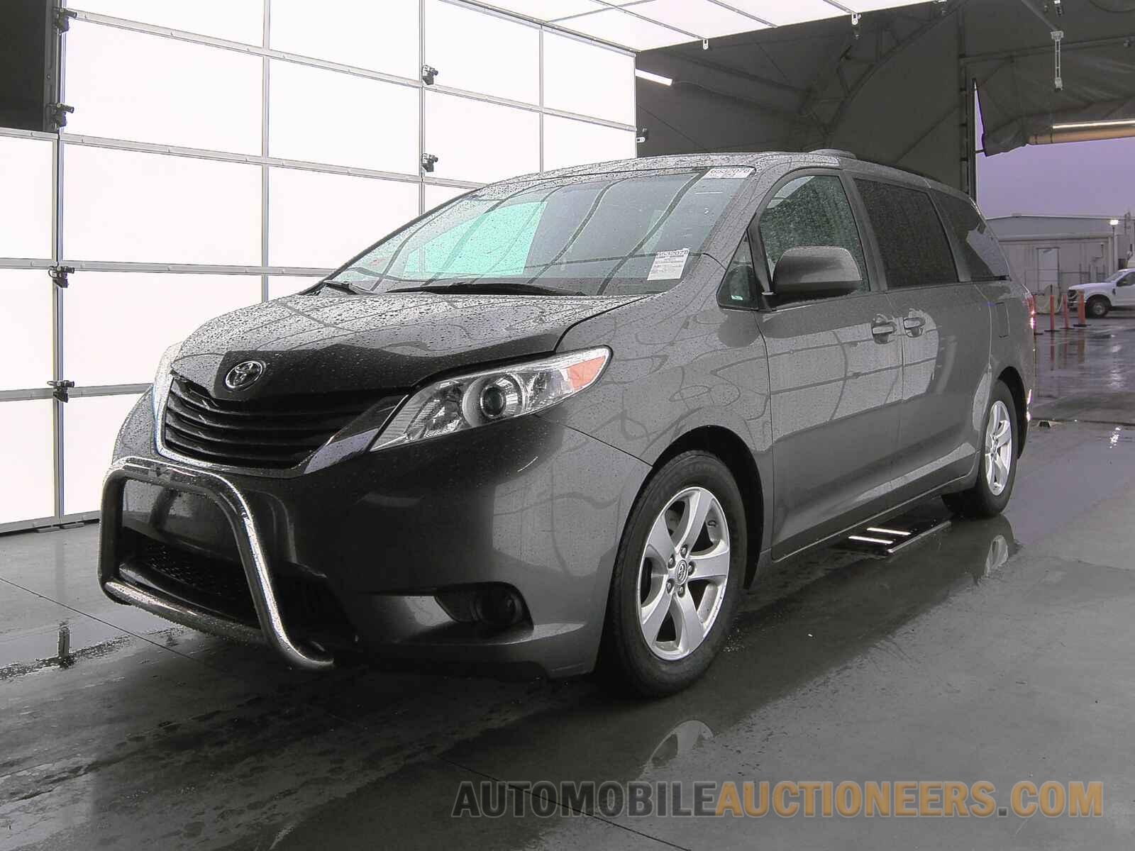 5TDKK3DC3FS602308 Toyota Sienna LE 2015