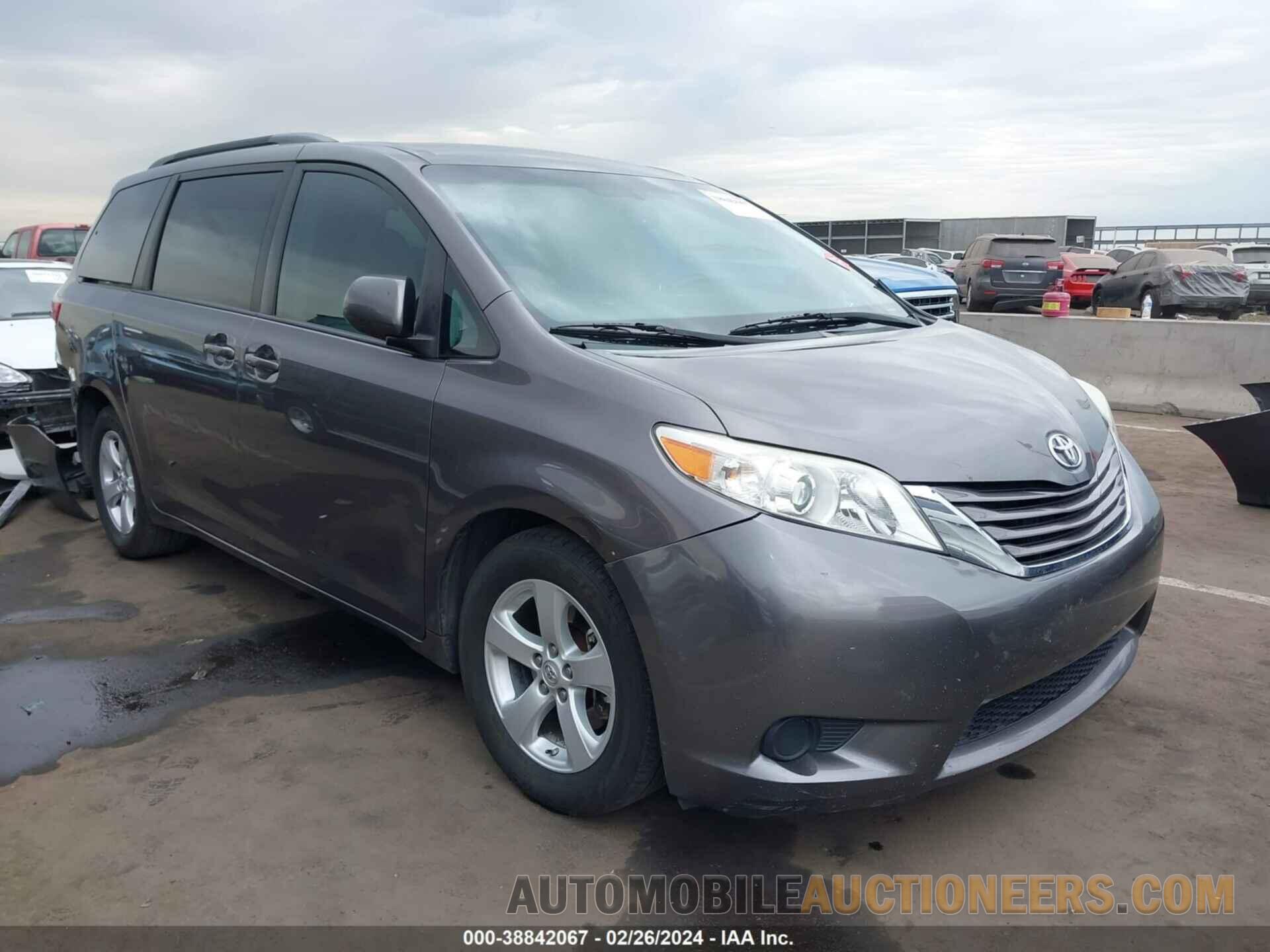 5TDKK3DC4FS684615 TOYOTA SIENNA 2015