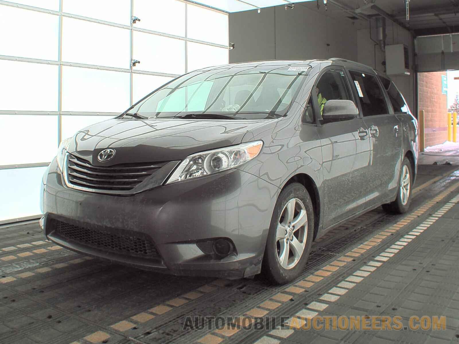 5TDKK3DC5FS542953 Toyota Sienna LE 2015