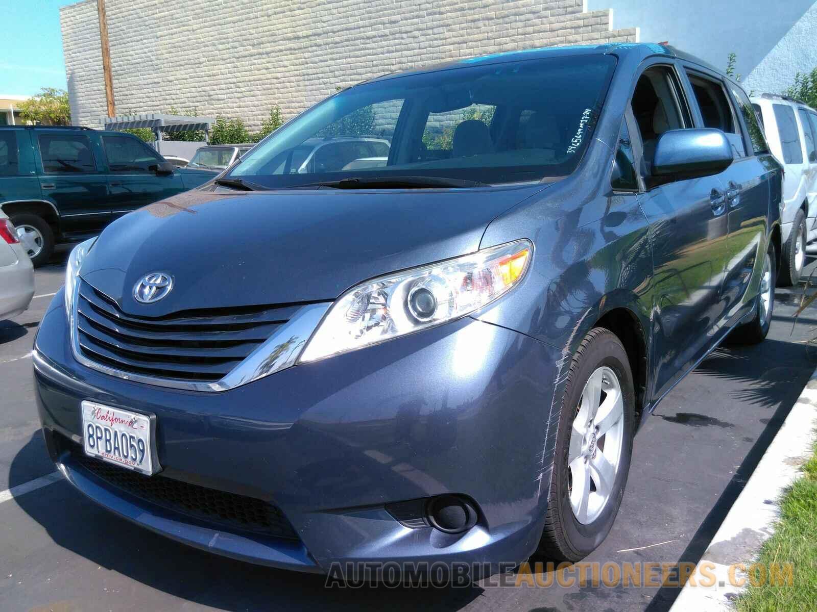 5TDKK3DC5FS687636 Toyota Sienna LE 2015