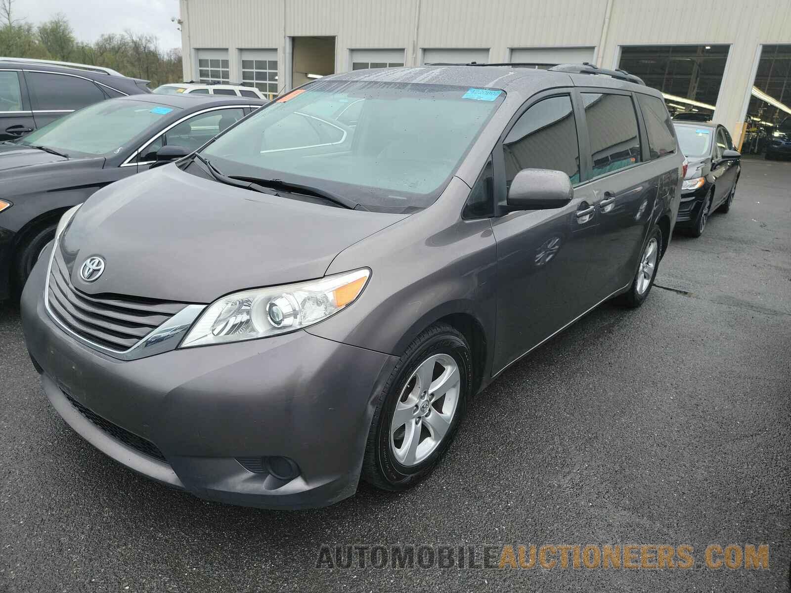 5TDKK3DC5GS733712 Toyota Sienna LE 2016