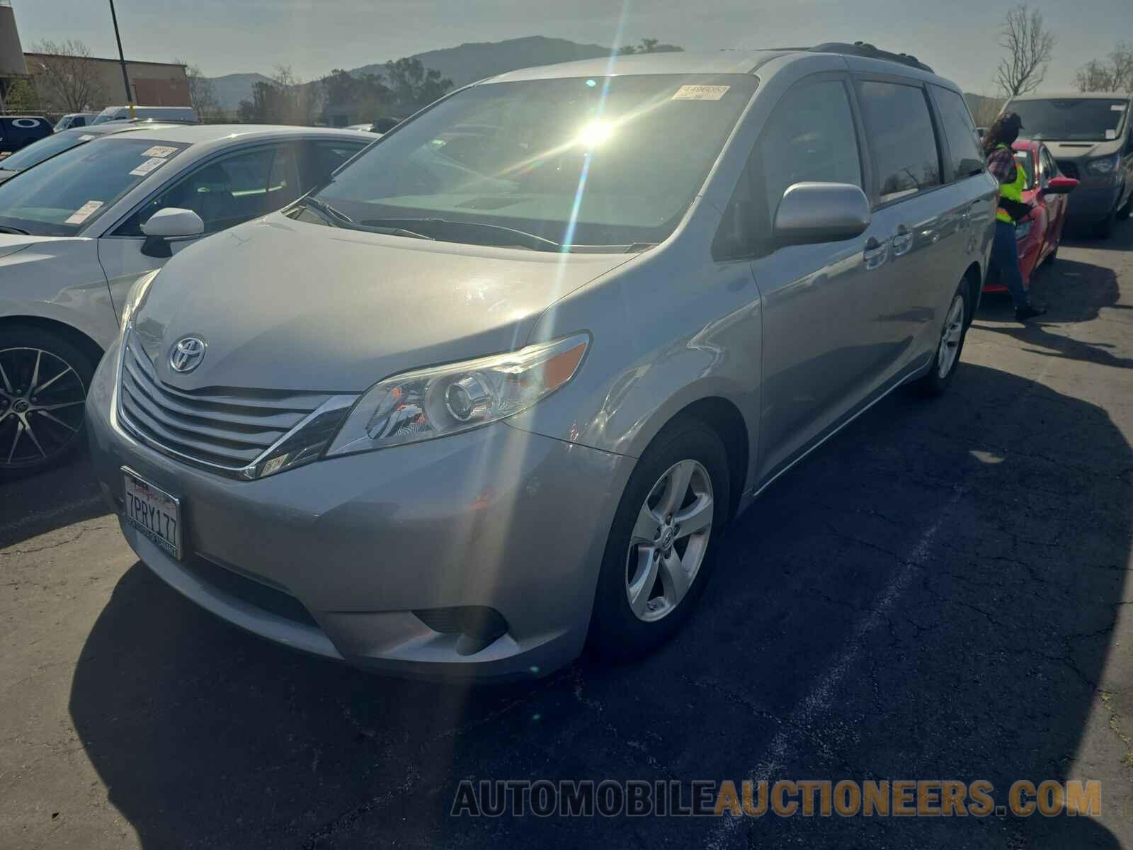 5TDKK3DC7FS671051 Toyota Sienna LE 2015