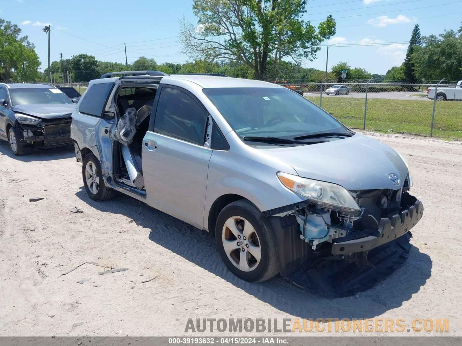 5TDKK3DC8FS537293 TOYOTA SIENNA 2015