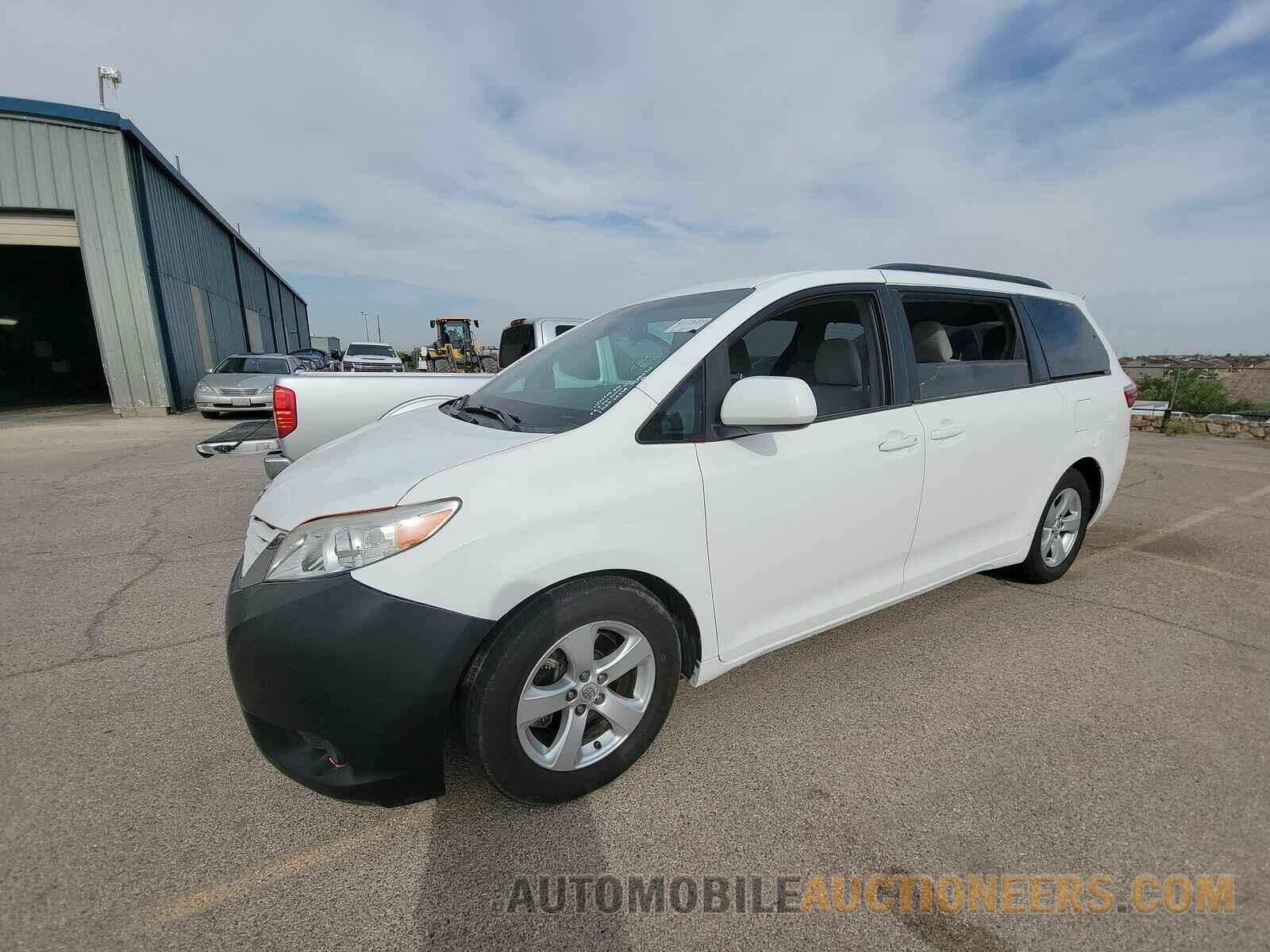 5TDKK3DC8FS558290 Toyota Sienna LE 2015