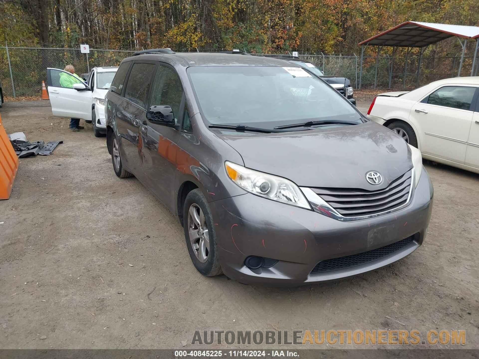 5TDKK3DC9FS599933 TOYOTA SIENNA 2015