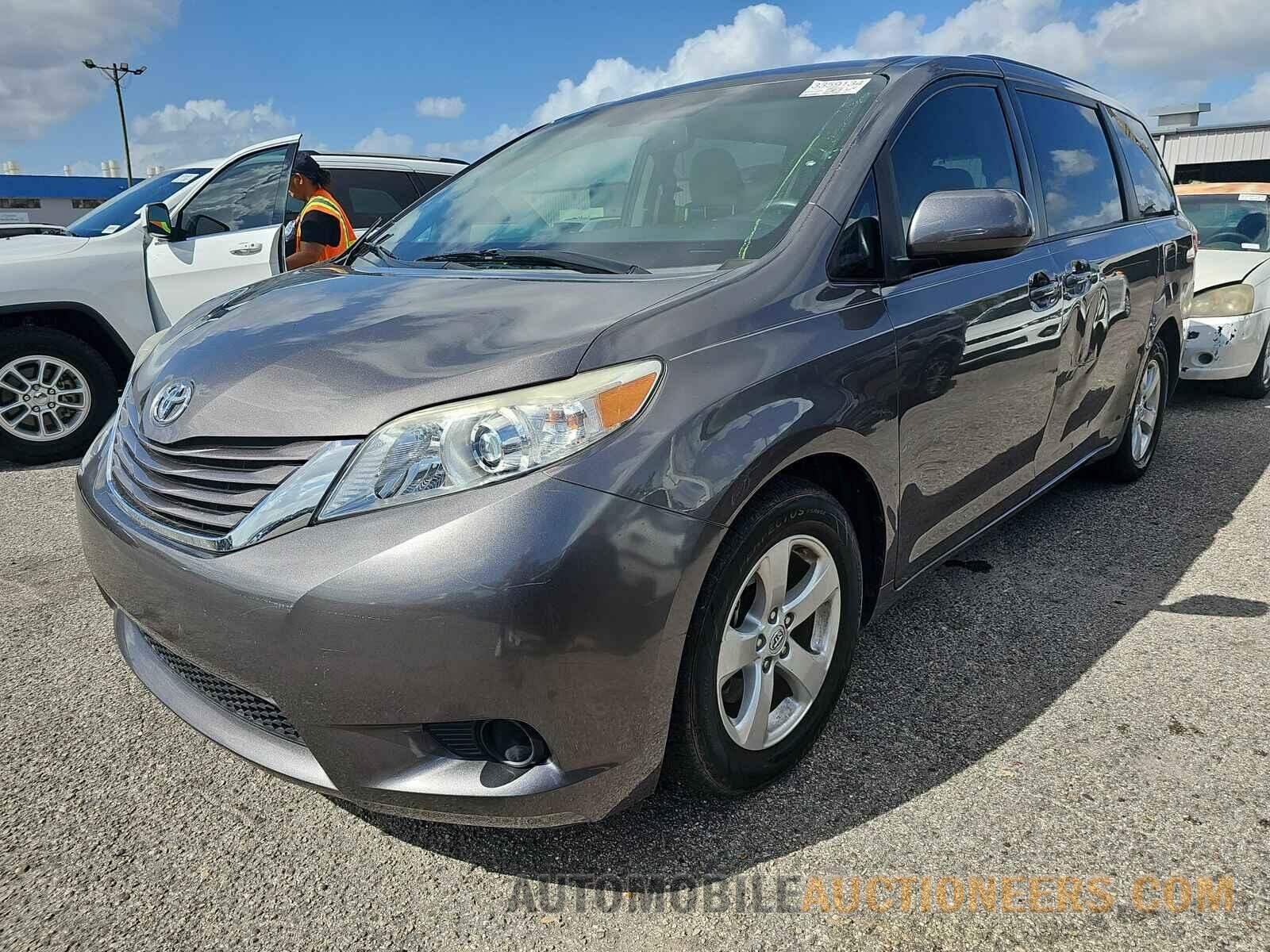 5TDKK3DCXFS662750 Toyota Sienna LE 2015