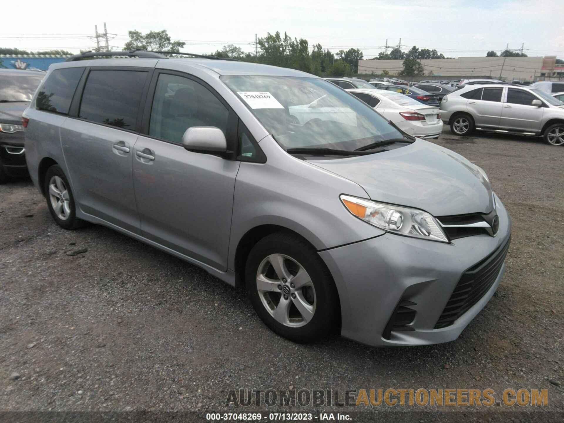 5TDKZ3DC0JS952452 TOYOTA SIENNA 2018