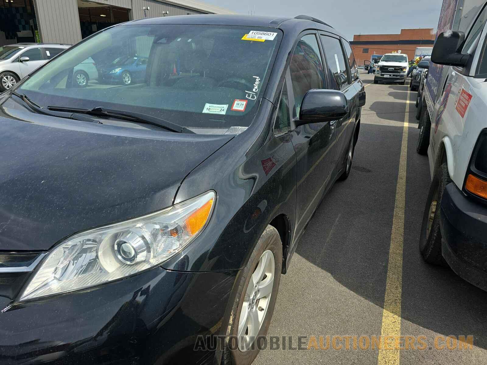 5TDKZ3DC0KS975568 Toyota Sienna LE 2019