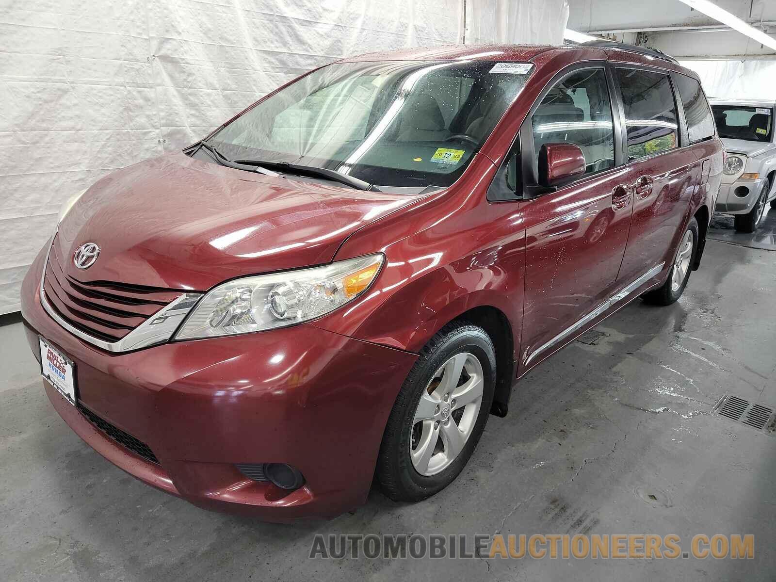 5TDKZ3DC5HS772765 Toyota Sienna LE 2017