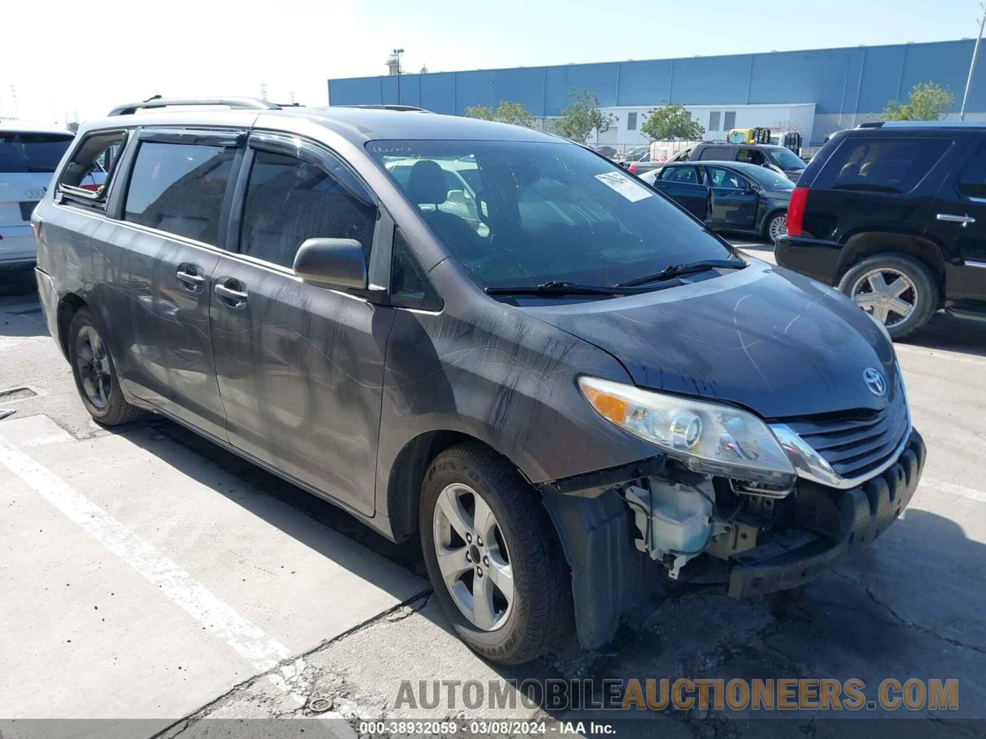 5TDKZ3DC5HS820152 TOYOTA SIENNA 2017