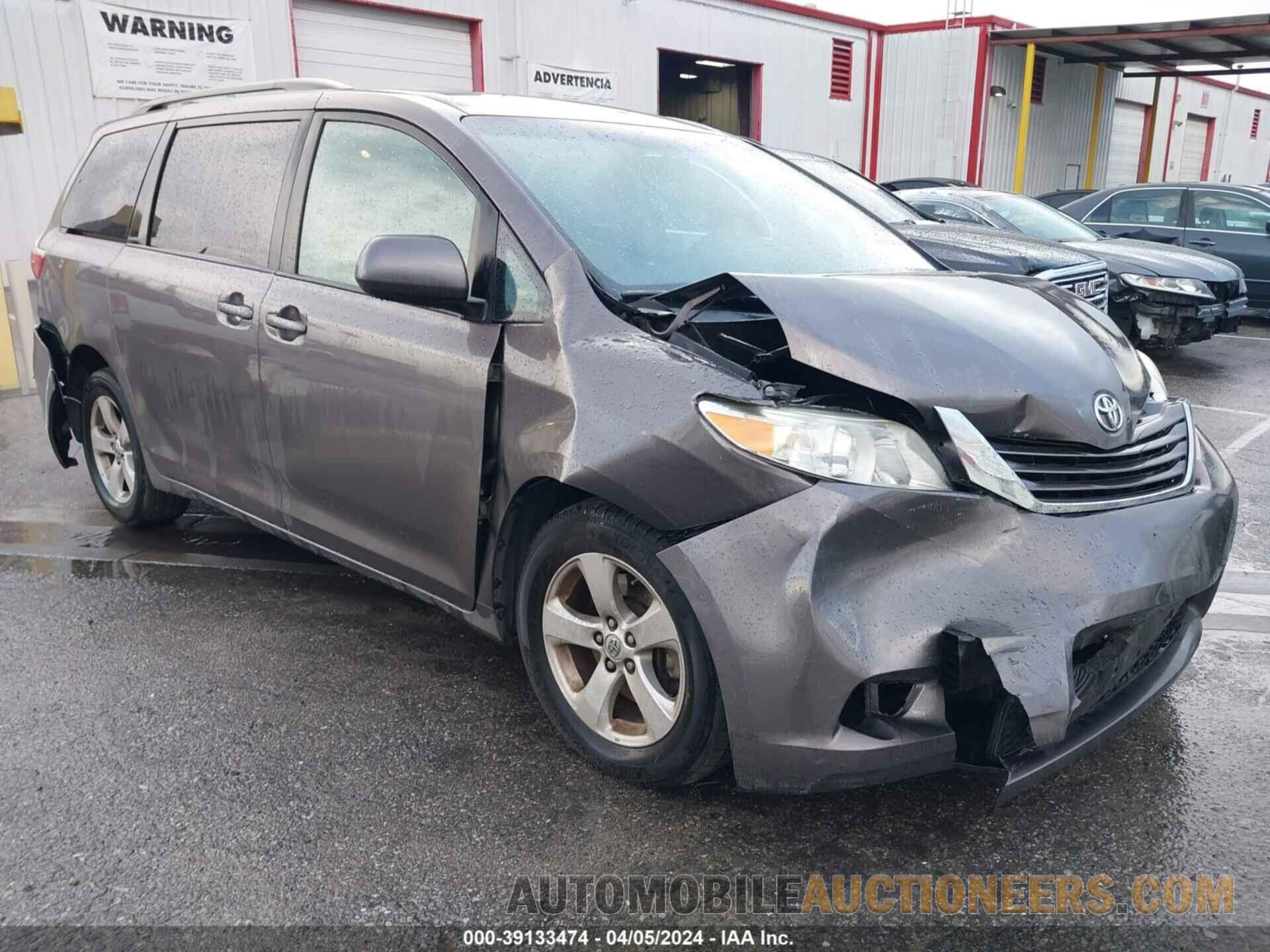 5TDKZ3DC7HS806575 TOYOTA SIENNA 2017