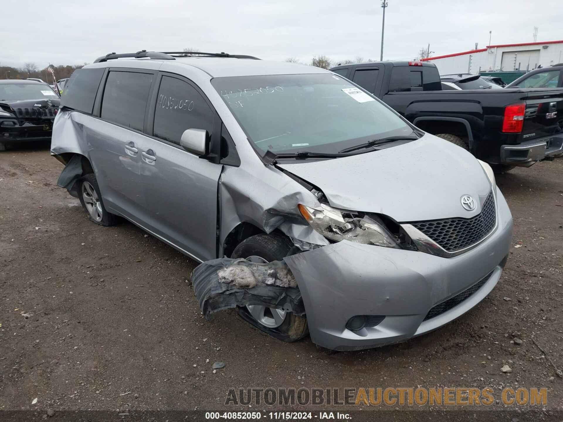 5TDKZ3DC8HS875310 TOYOTA SIENNA 2017