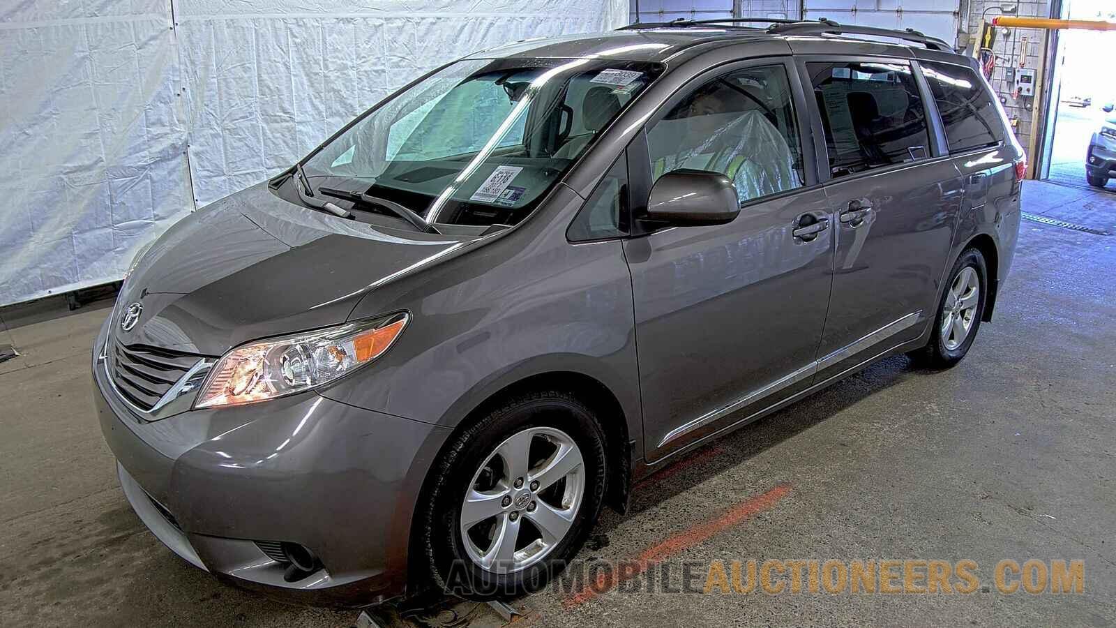 5TDKZ3DC9HS772624 Toyota Sienna LE 2017