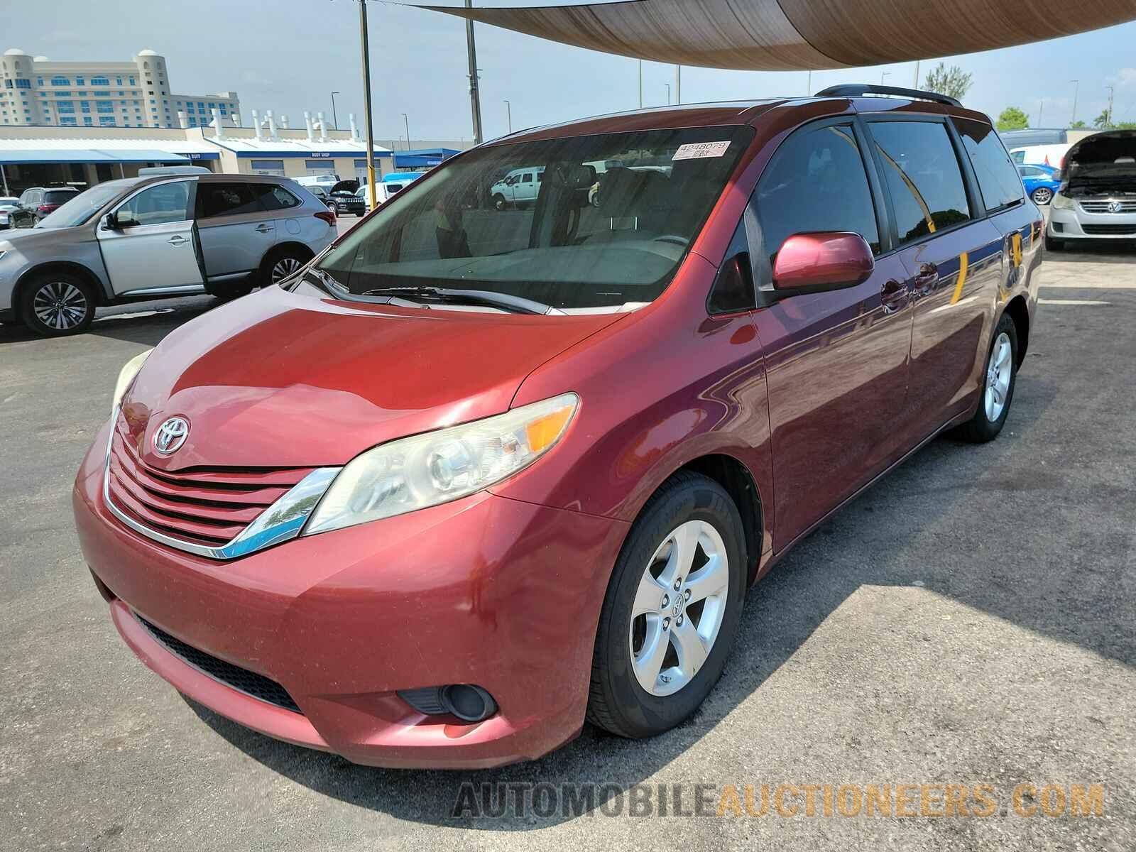 5TDKZ3DCXHS861876 Toyota Sienna LE 2017