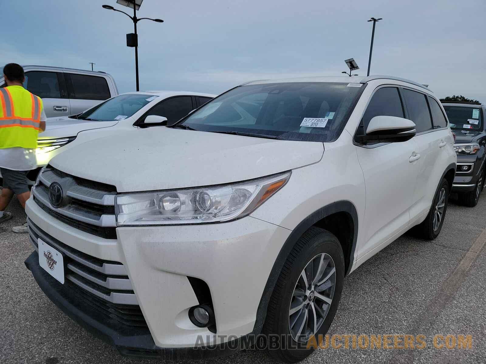 5TDKZRFH3HS215946 Toyota Highlander 2017